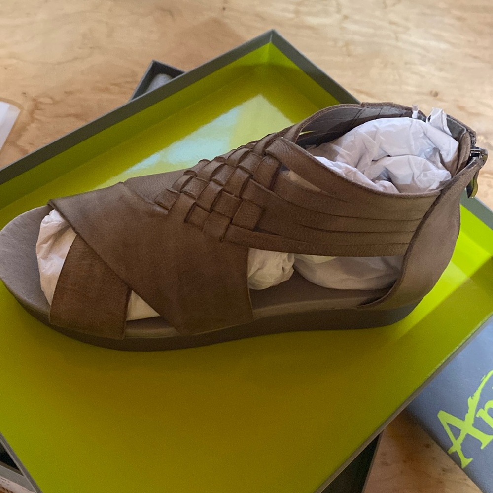 NWT low platform sole Antelope sandal, 37